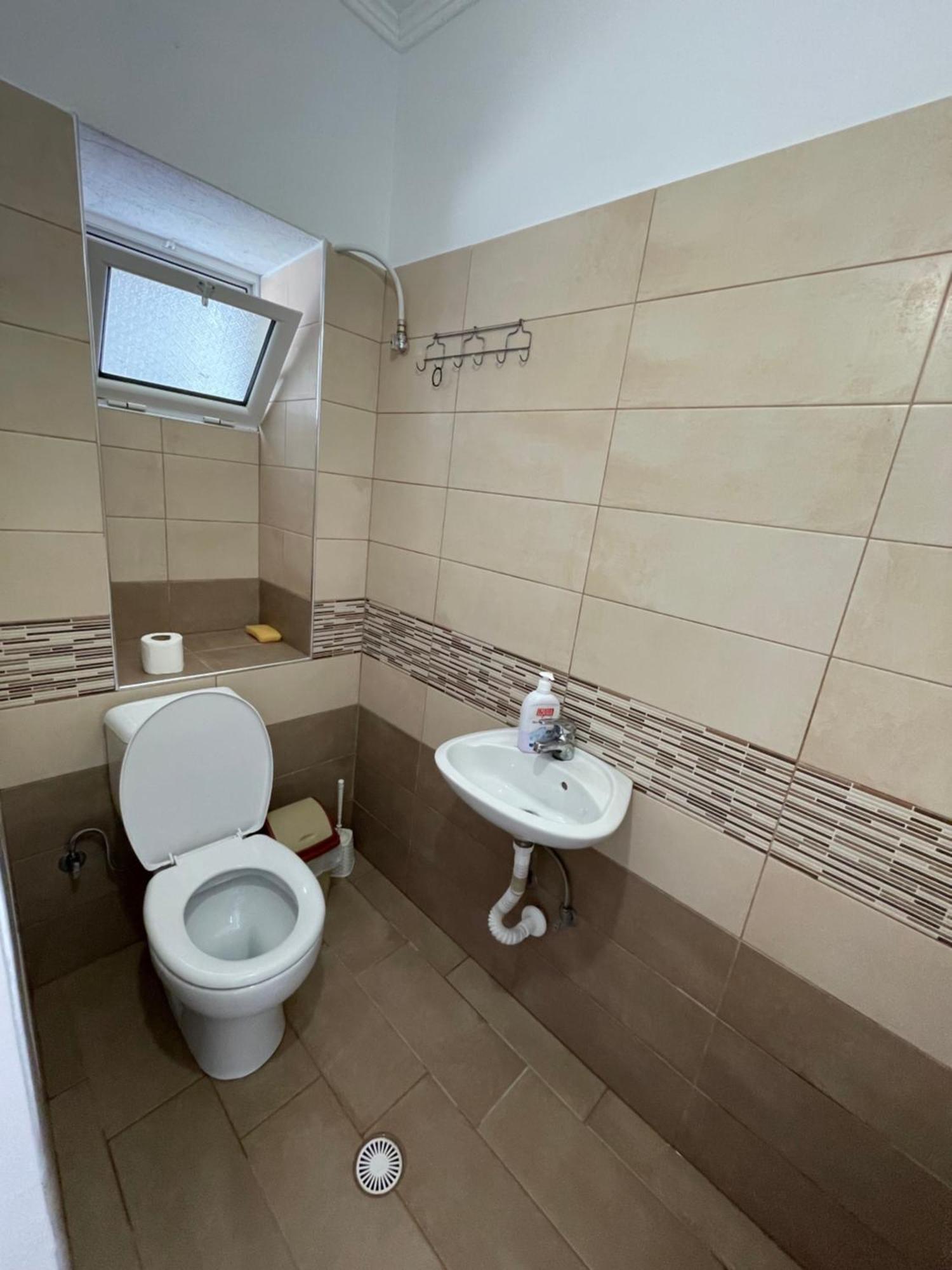 Vila Gusti Guest House Borsh Bagian luar foto